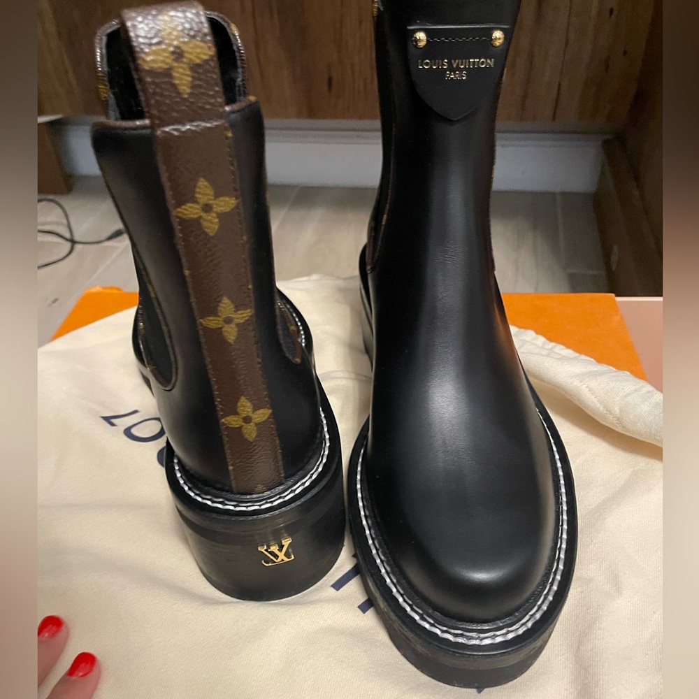 LOUIS VUITTON 
Calfskin Monogram Beaubourg Ankle Boots